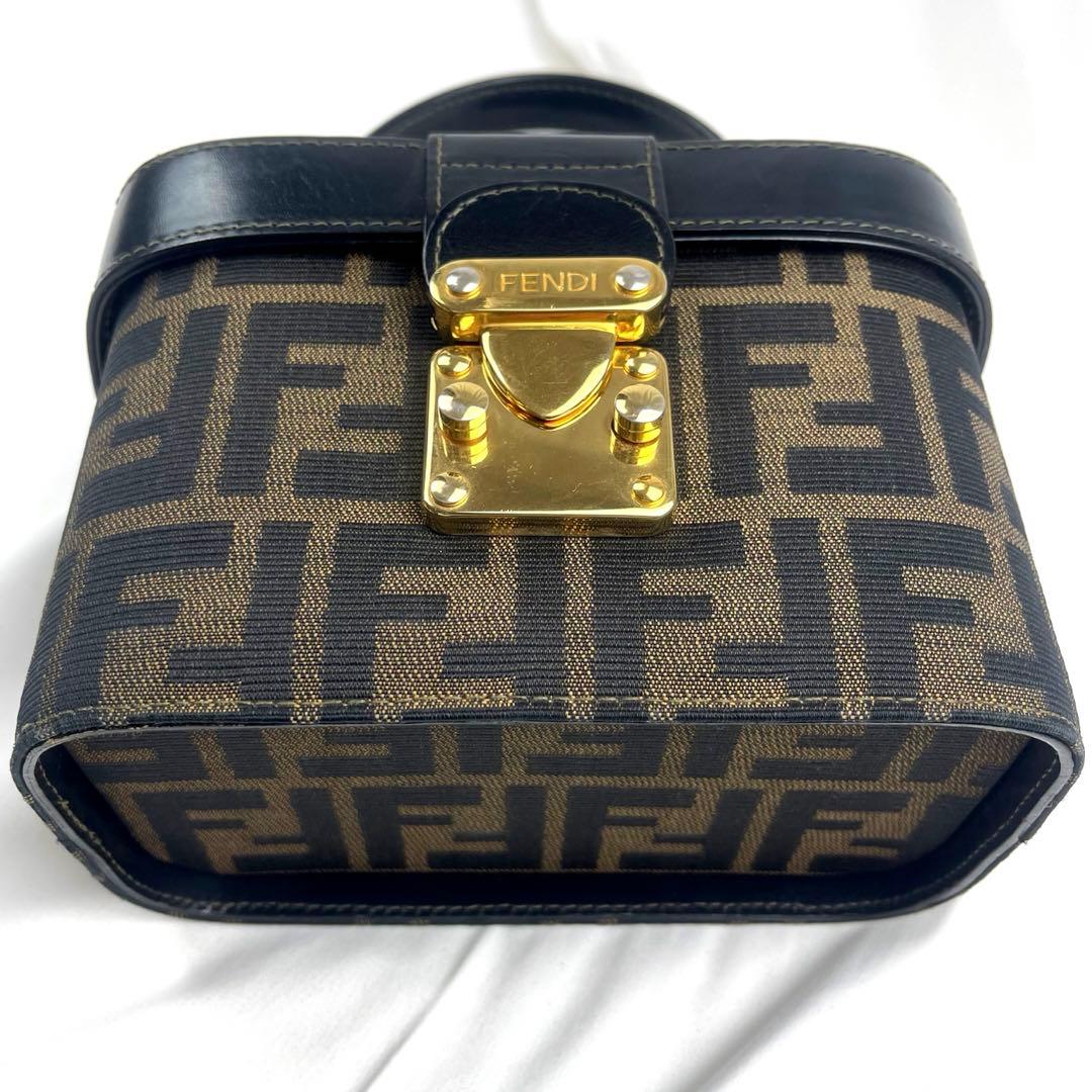 【美品】FENDI フェンディ ズッカ 2way ショルダーバッグ ヴァニティ
