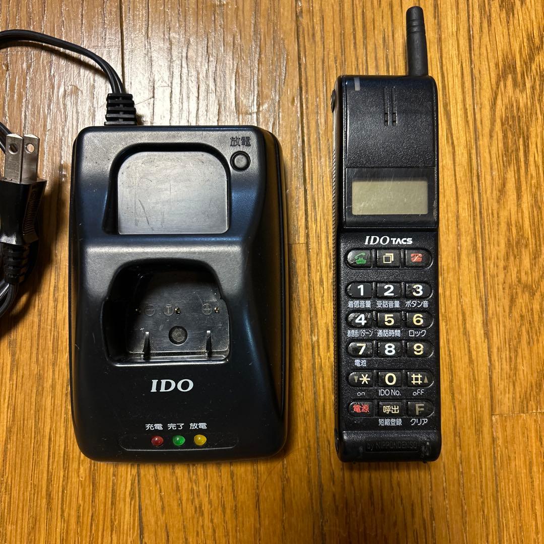 IDO TACS 携帯電話本体と充電器 - メルカリ