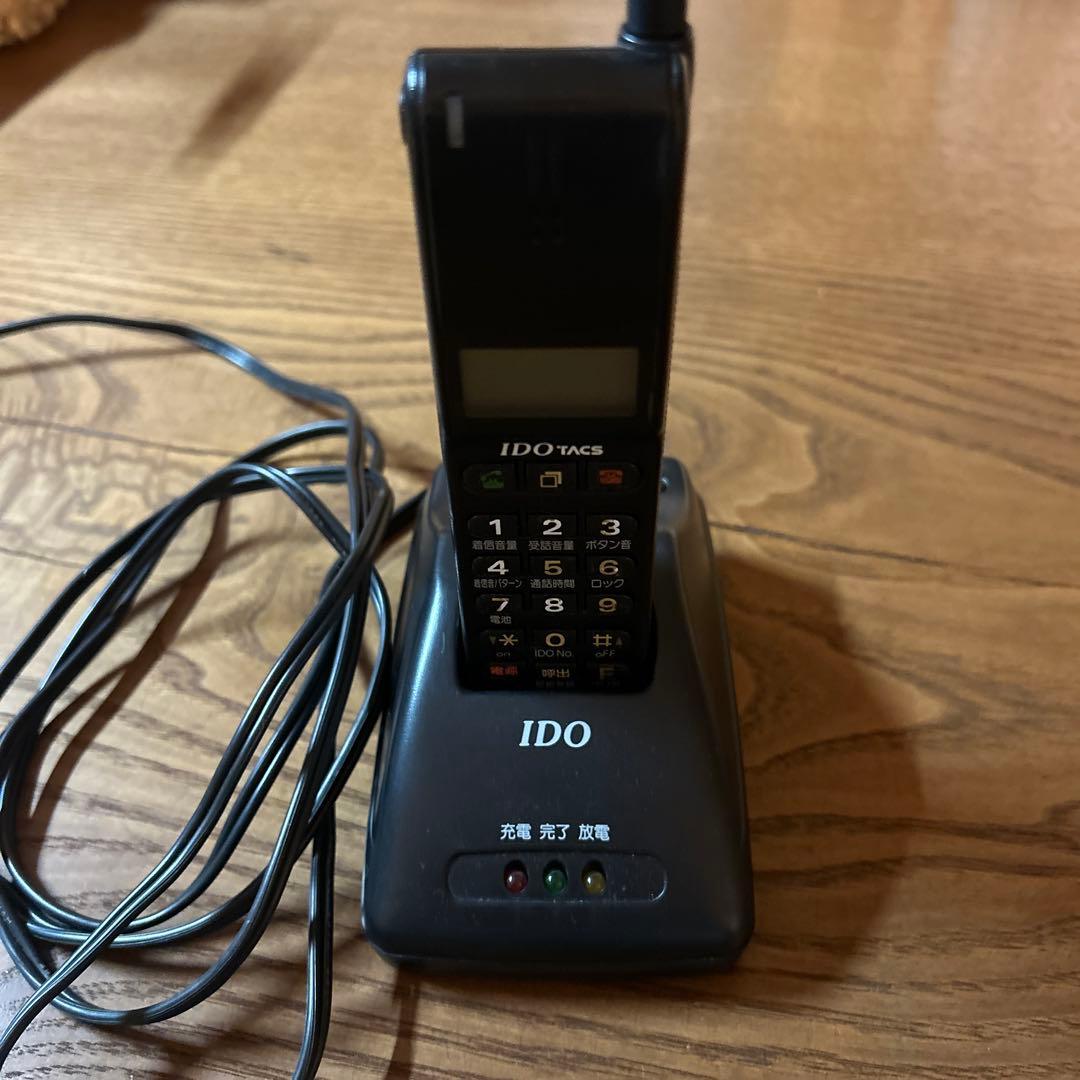 IDO TACS 携帯電話本体と充電器 - メルカリ