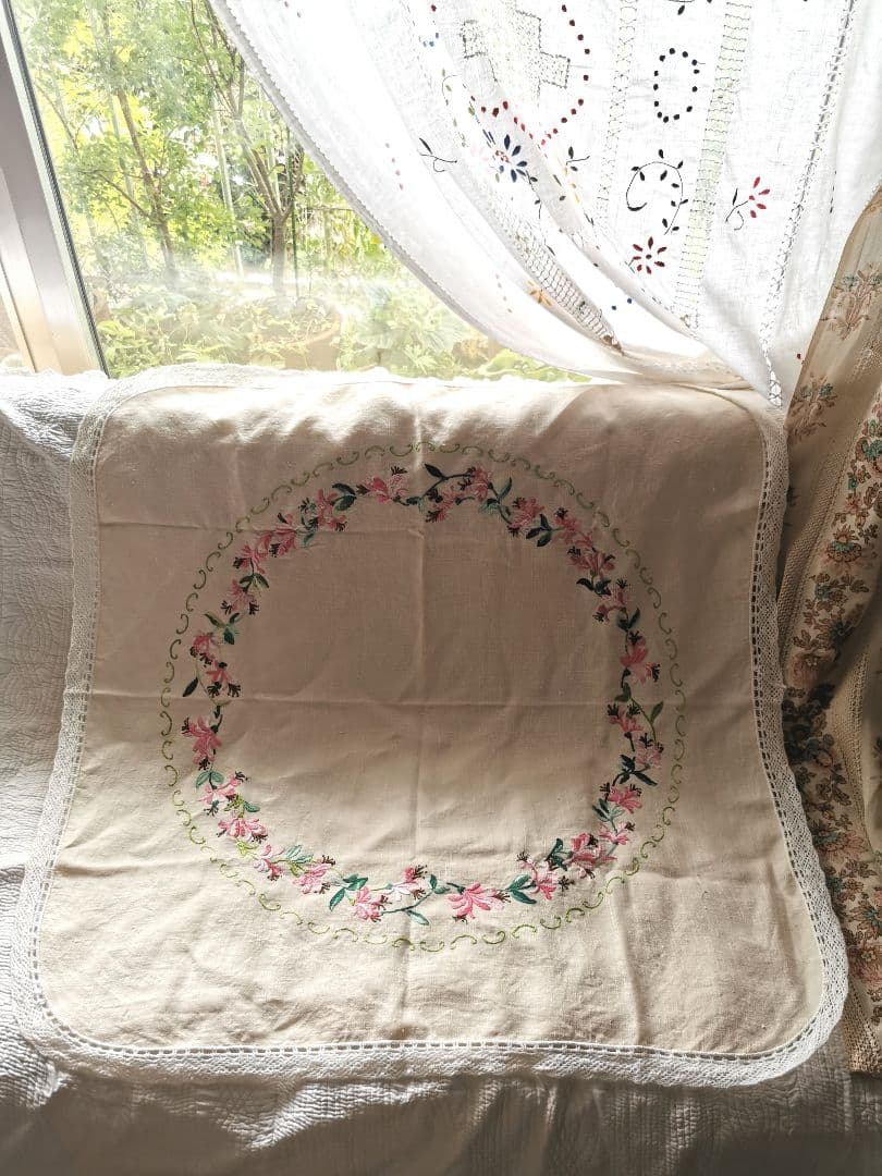 アンティークイギリスニードルワーク 紅花常磐万作 色糸刺繍 リネン