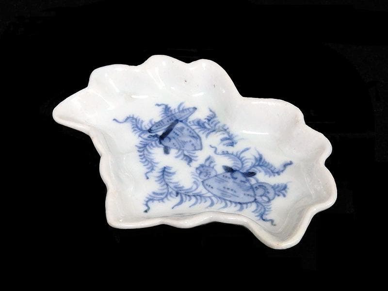 古伊万里　染付　貝に水草の図　桐紋変形豆皿　手塩皿　D964AS-BWr