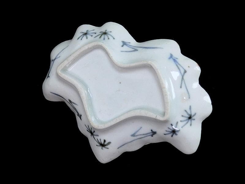 古伊万里　染付　貝に水草の図　桐紋変形豆皿　手塩皿　D964AS-BWr