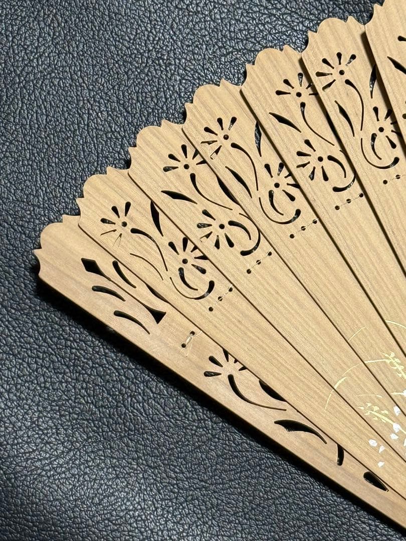 扇子　18.0cm 白檀　宮脇賣扇庵　透かし彫り　繊細　細工　工芸　着物　和装