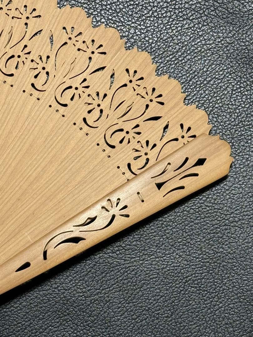 扇子　18.0cm 白檀　宮脇賣扇庵　透かし彫り　繊細　細工　工芸　着物　和装