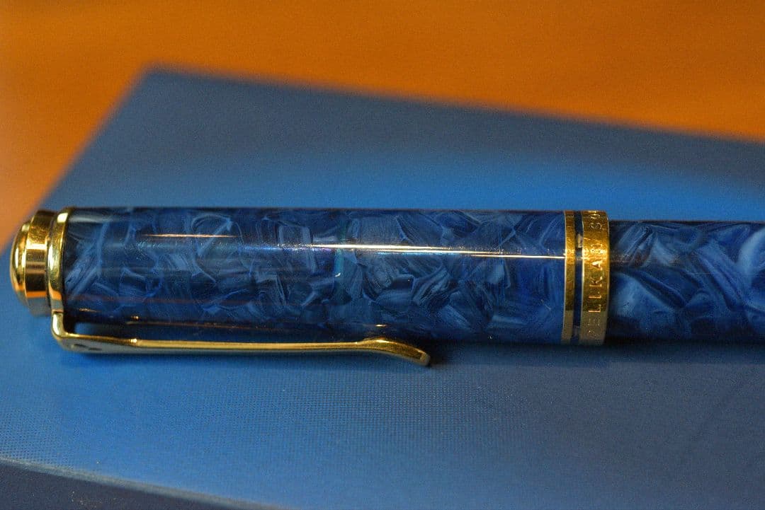 ペリカンスーベレーンM800　ブルー オ ブルー Fニブ