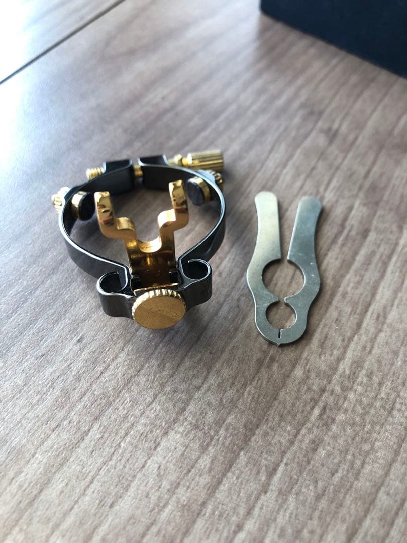 JLVアルトサックス用リガチャー　プラチナ