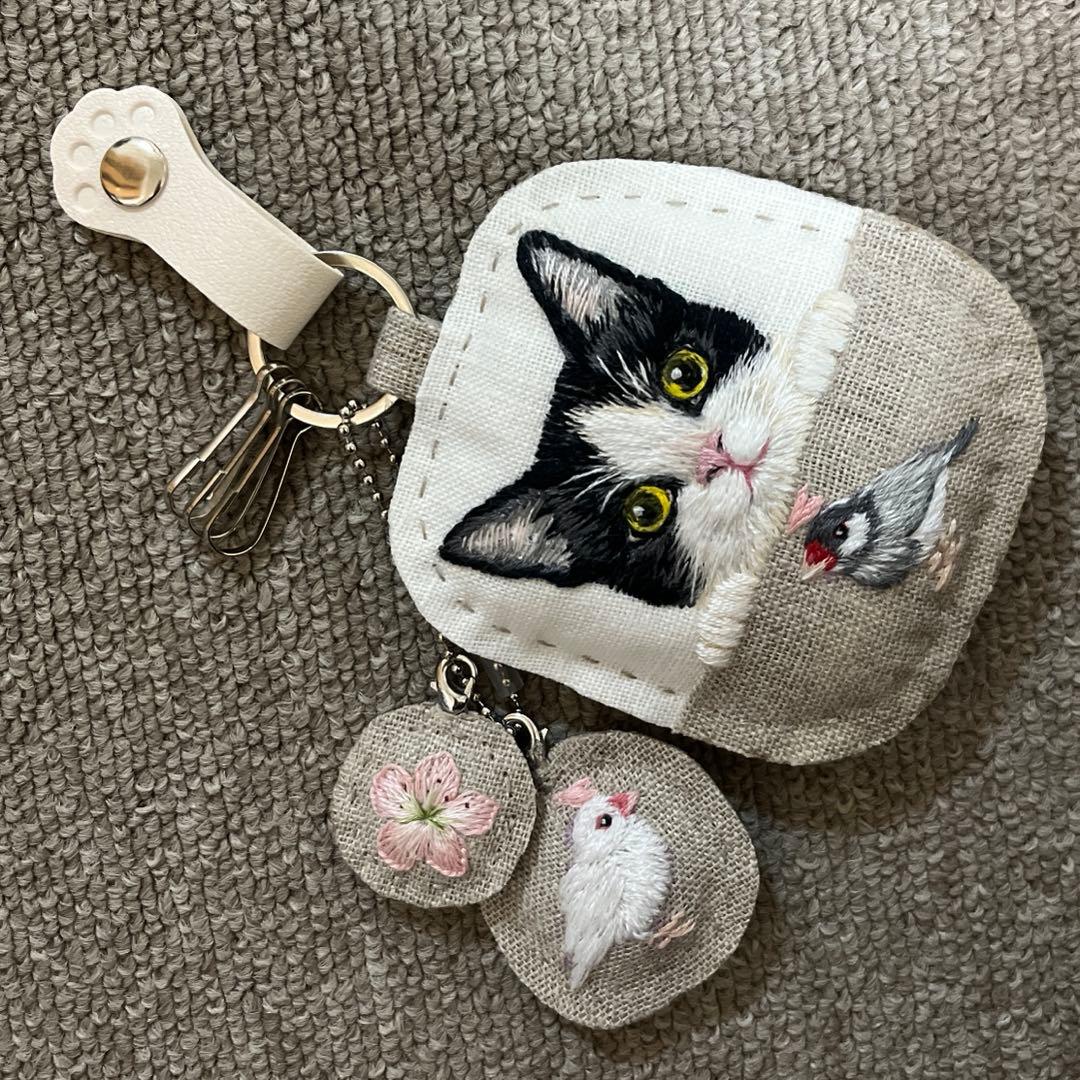 タ*ー様 ハンドメイド刺繍キーホルダー　ハチワレさんと桜文鳥さん