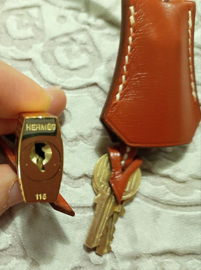エルメス ケリーバッグ バーガンディ色の付属品 カデナ、クロシェット