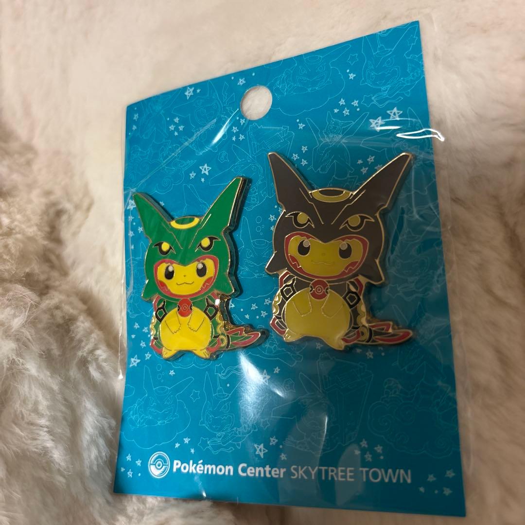 ポケモンセンターレックウザポンチョを着たピカチュウ　ピンズセット