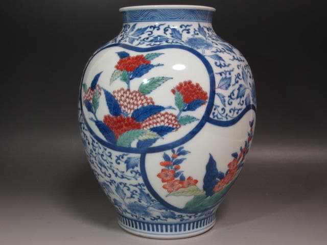 【セール】☆　12代今泉今右衛門　錦唐花模様花瓶　存在感ある一品です☆y252