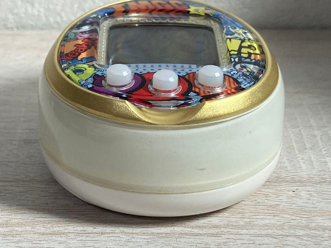 Tamagotchi 4U ホワイト　ゴールド　アメコミカバー　たまごっち