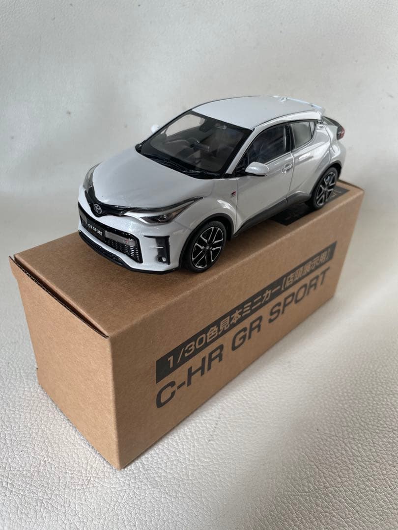 トヨタ C-HR GRスポーツ ① 070 ホワイトパールクリスタルシャイン