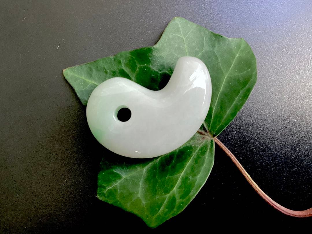 ✳premiumシリーズ一流の勾玉 糸魚川翡翠 再結晶線入り 御守りに鑑別