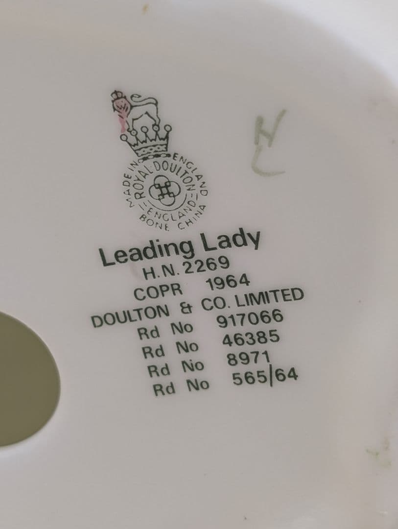 ✨️ロイヤル・ドルトン✨️フィギュリン Leading Lady HN 2269 - メルカリ