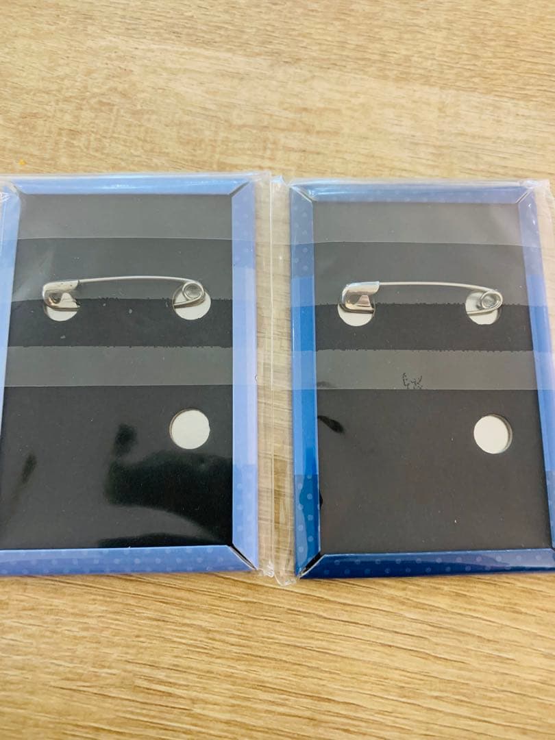 おそ松さん カラ松 スーツ 裸 花 18歳 スクエア缶バッジコレクション