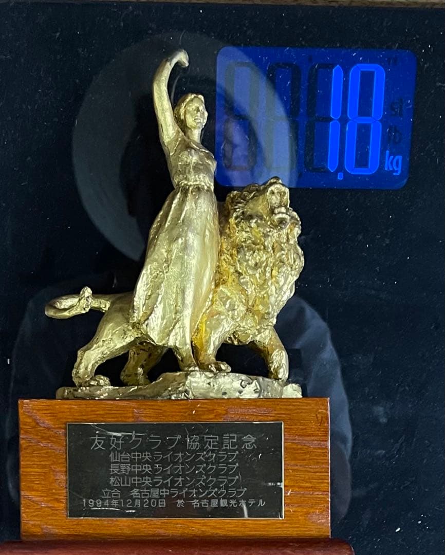 金メッキ 女性とライオン 彫刻