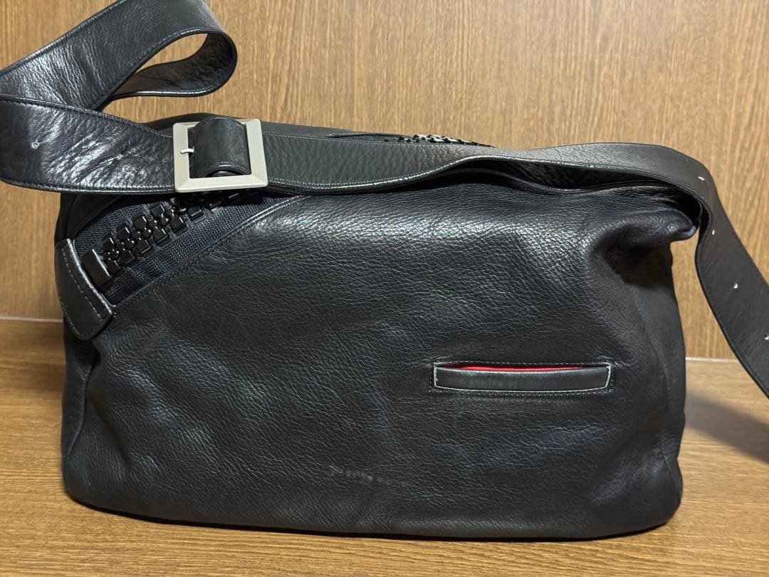 Kawa-Kawaビッグファスナー 本革 A4 斜め掛け ショルダーバッグ 黒