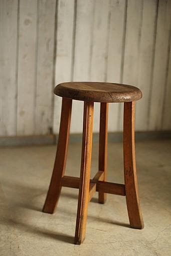 古く味のある木製の丸椅子