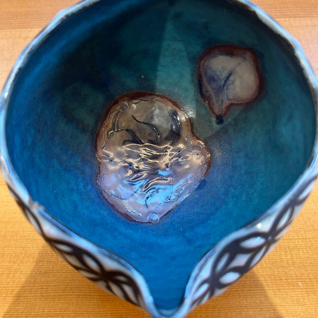 黒い模様の青い内側の陶器酒器片口京都