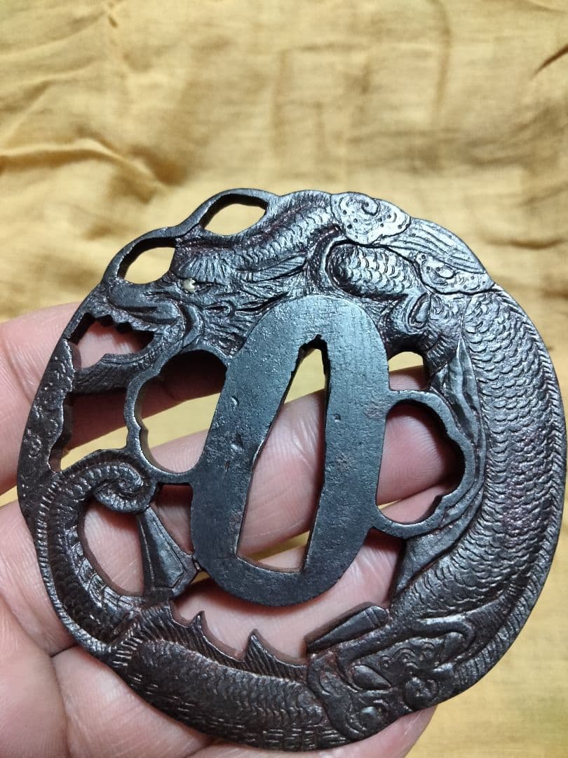 珍品　鉄鍔　鐔　(薩州住義盛　龍透かし)　江戸時代　刀工鍔　薩摩　箱付き