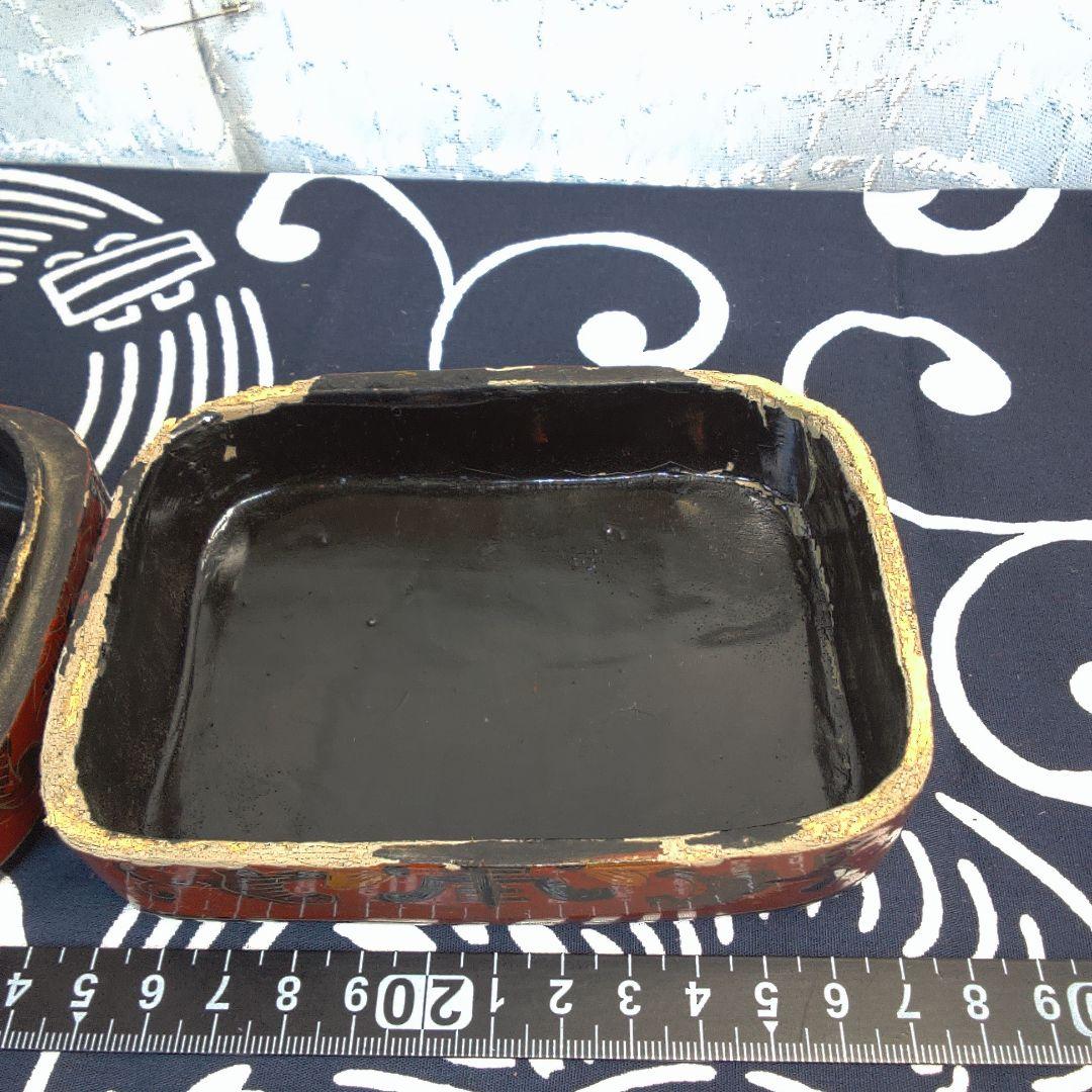 中国美術 骨董 赤い漆器 花柄 小箱イタミあります。