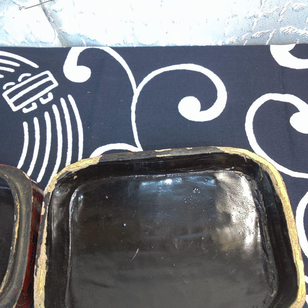 中国美術 骨董 赤い漆器 花柄 小箱イタミあります。