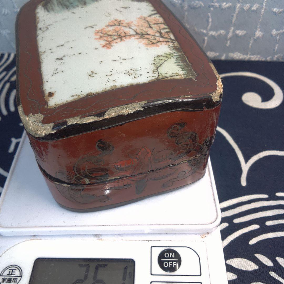 中国美術 骨董 赤い漆器 花柄 小箱イタミあります。