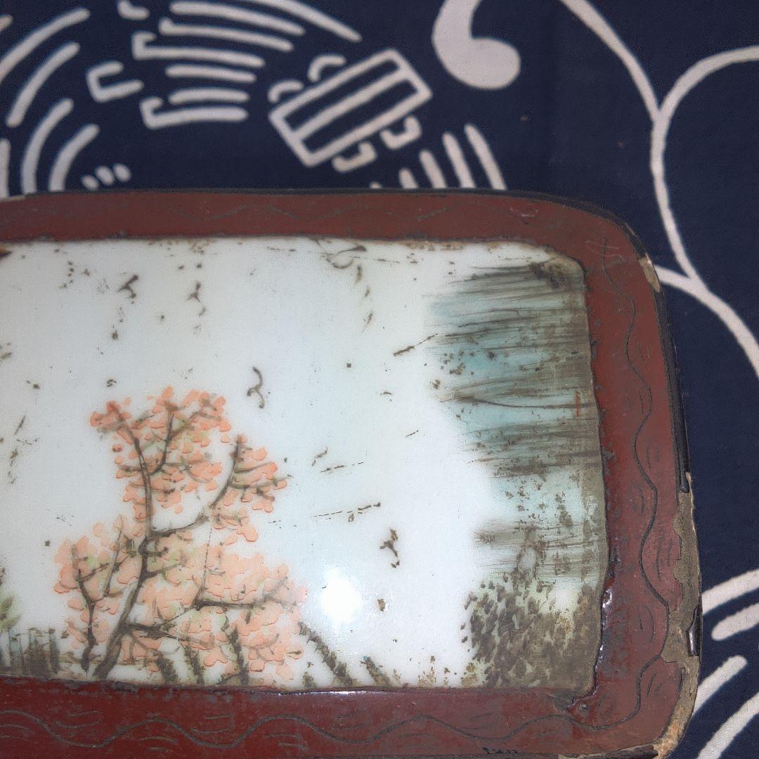 中国美術 骨董 赤い漆器 花柄 小箱イタミあります。
