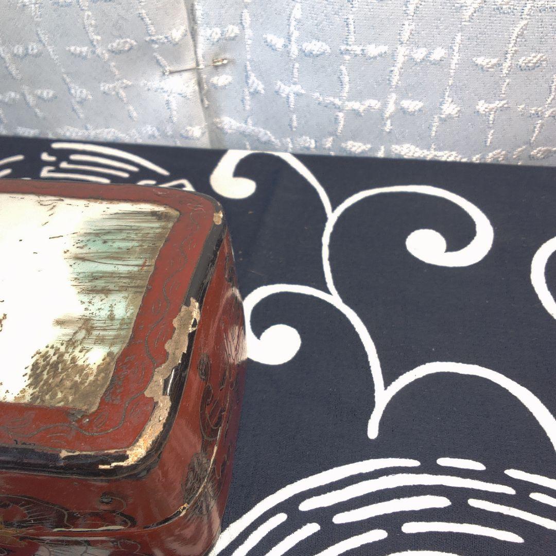 中国美術 骨董 赤い漆器 花柄 小箱イタミあります。