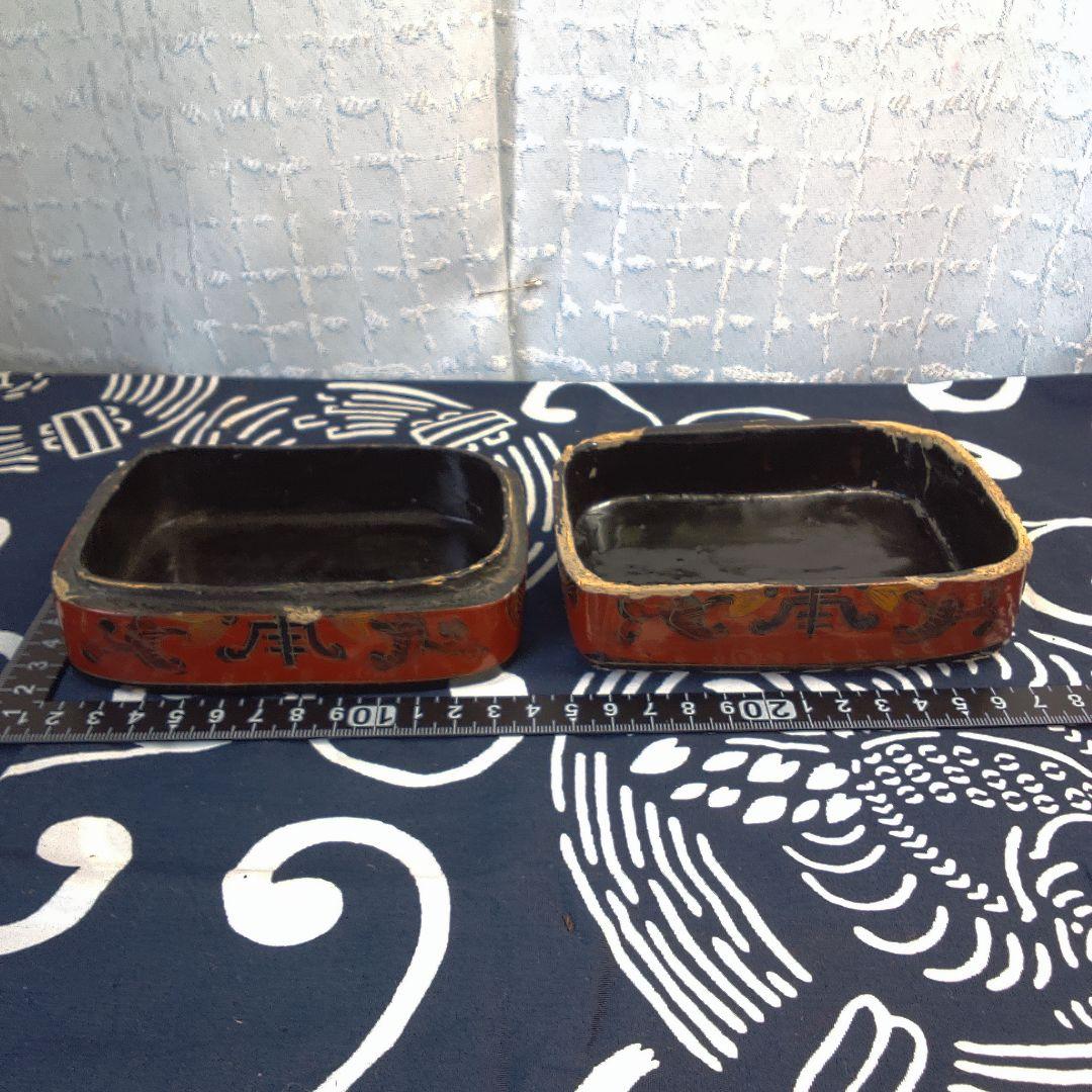 中国美術 骨董 赤い漆器 花柄 小箱イタミあります。