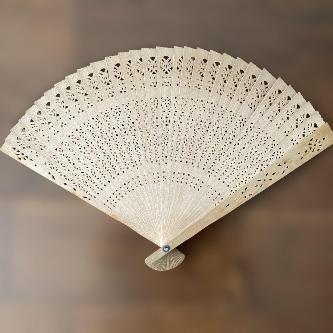 ヴィンテージ】木製白檀？ 透かし彫り 扇子 約20cm - メルカリ