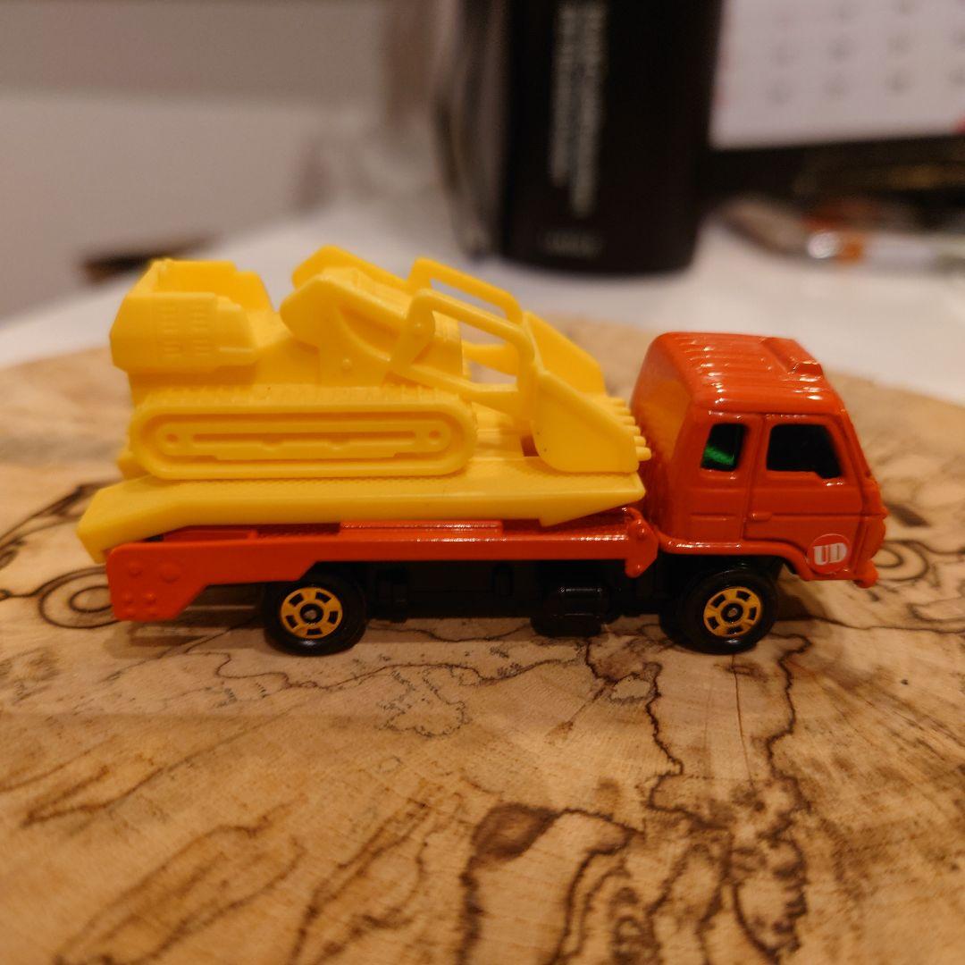 赤箱トミカ 56　UDトラックス コンドルブルドーザーキャリア　日本製