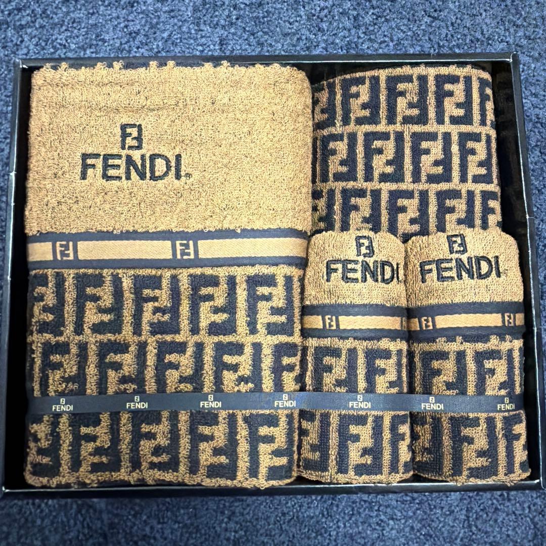 FENDI タオルセット 4点　フェンディ　タオル　バスタオル FENDI (フェンディ) タオルセット バスタオル1枚・フェイスタオル1枚
