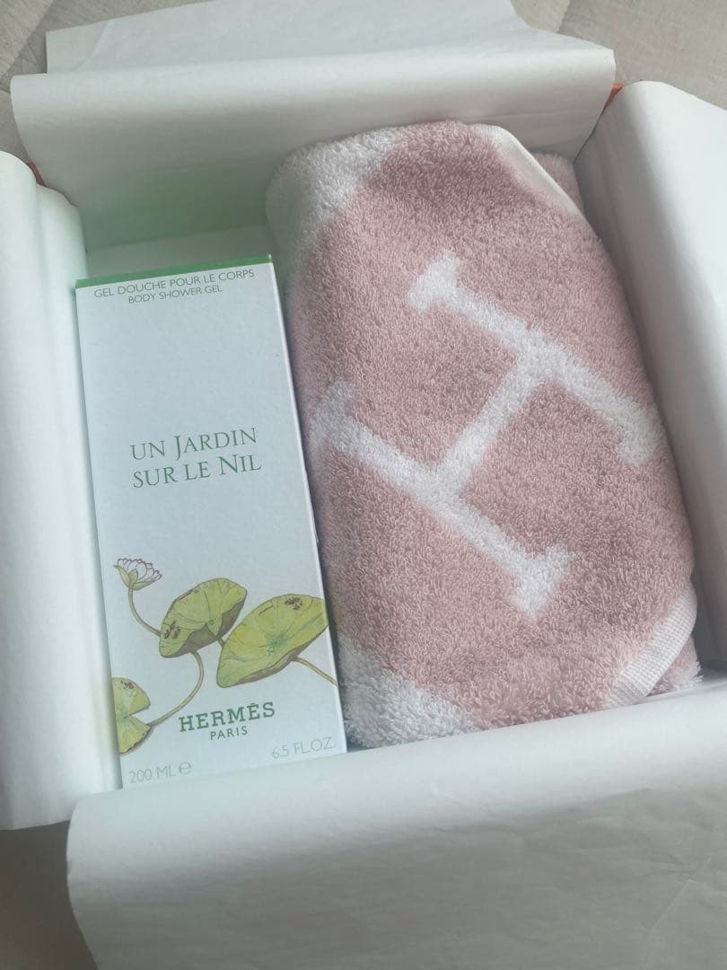 新品箱入りタグ付き　エルメス　ボディシャワジェルとタオル　セット 新品箱入りタグ付き エルメス ボディシャワジェルとタオル セット
