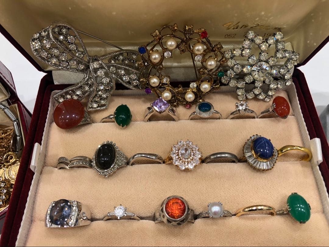 遺品整理 アクセサリー まとめ ブローチ ネックレス イヤリングなどなど生前整理