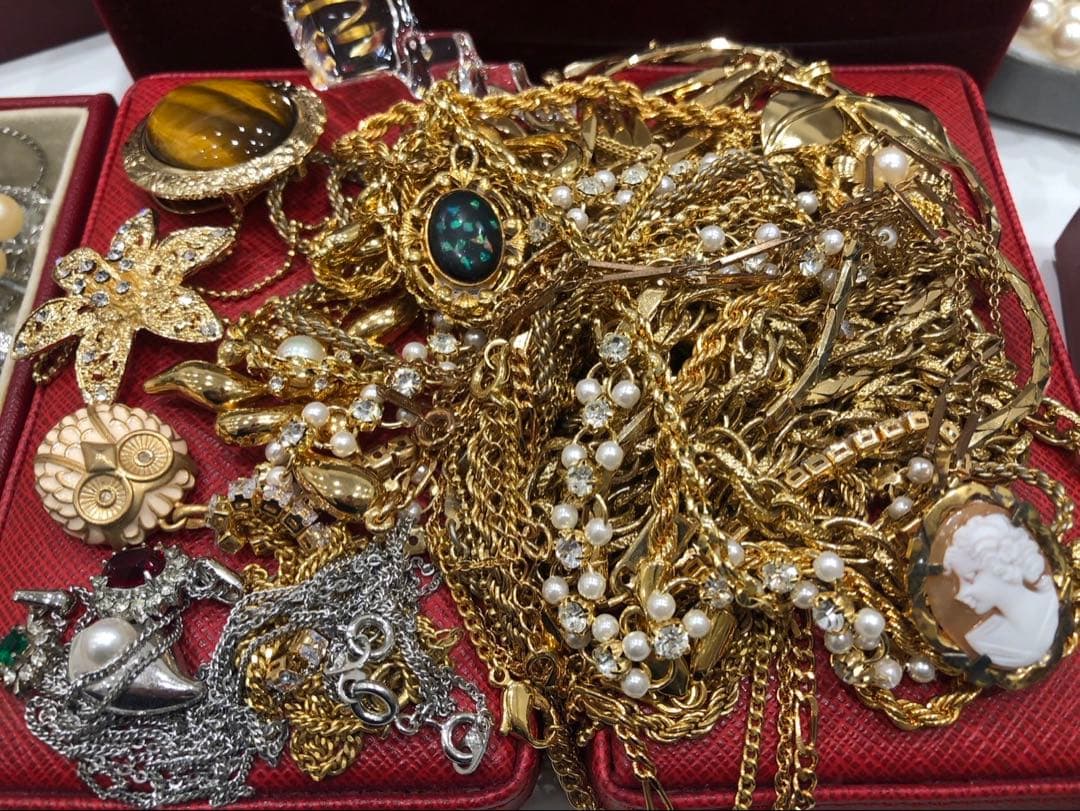 遺品整理 アクセサリー まとめ ブローチ ネックレス イヤリングなどなど生前整理