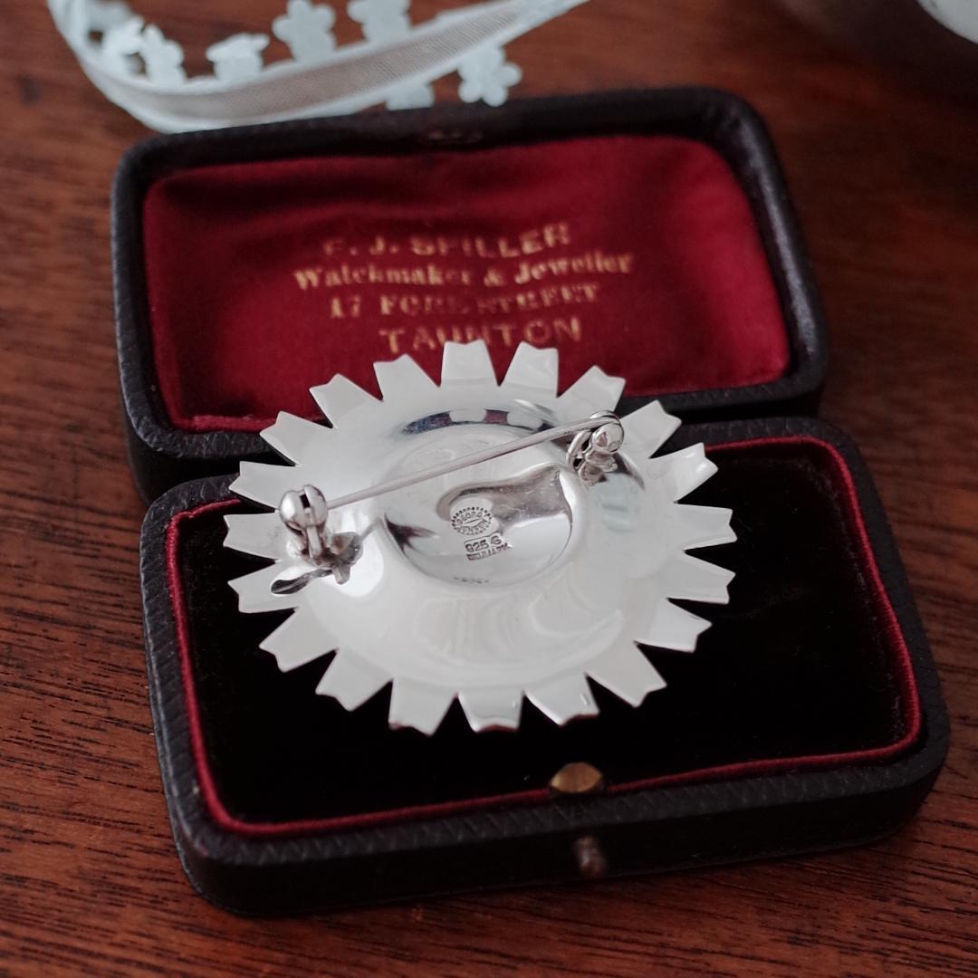 デンマーク◇デイジーフラワーシルバーブローチ◇ブラックエナメル