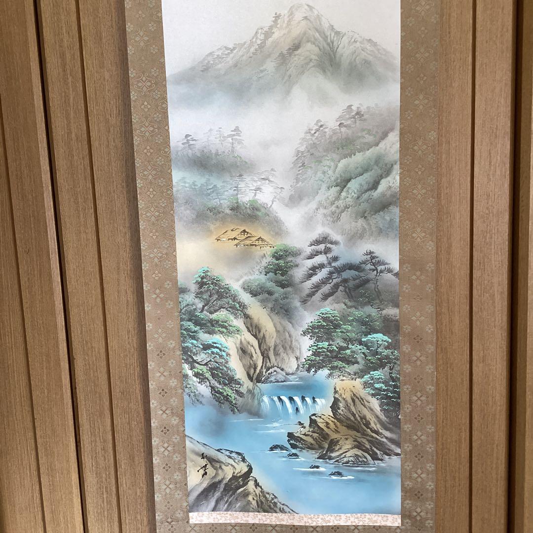 玉 芳 筆》 絹本彩色画 山水図 掛軸一幅軸先は紫檀