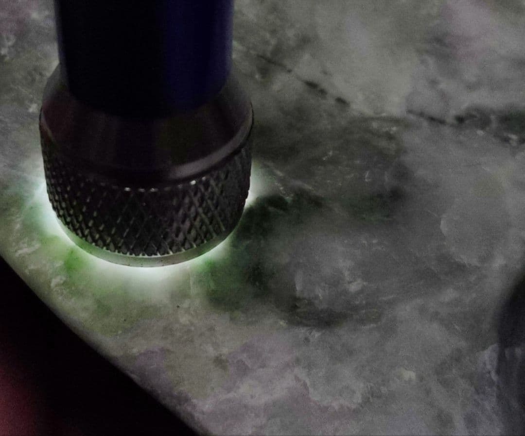 ☆翡翠原石☆糸魚川硬玉【姫川・磨き594g】