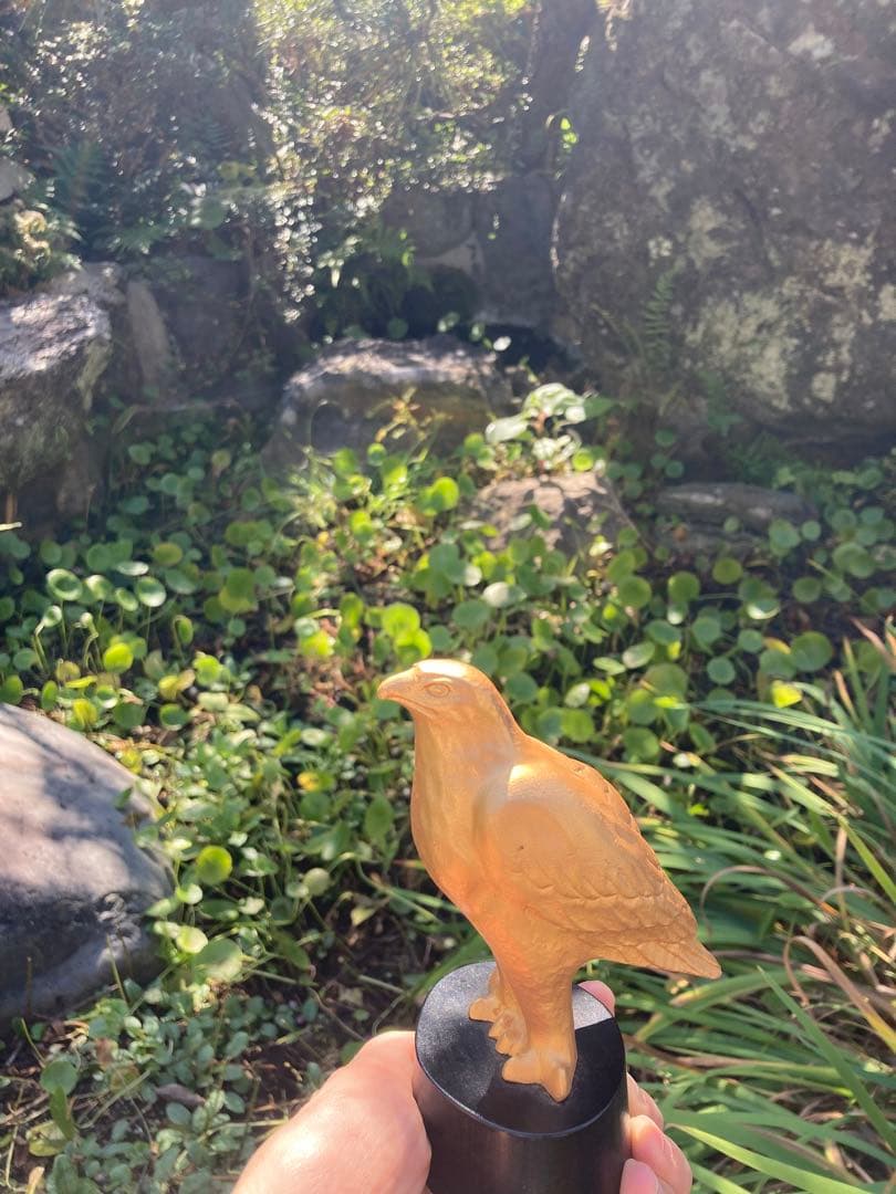 金色の鷹の彫刻 木箱付き