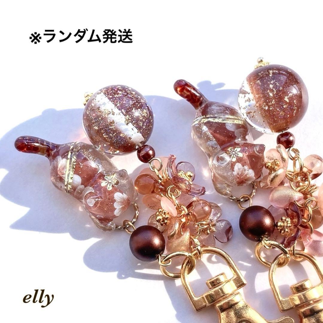 【やの様】1619.水引き　正月　天然石　牡丹　じゃれ猫　レジン　根付ストラップ