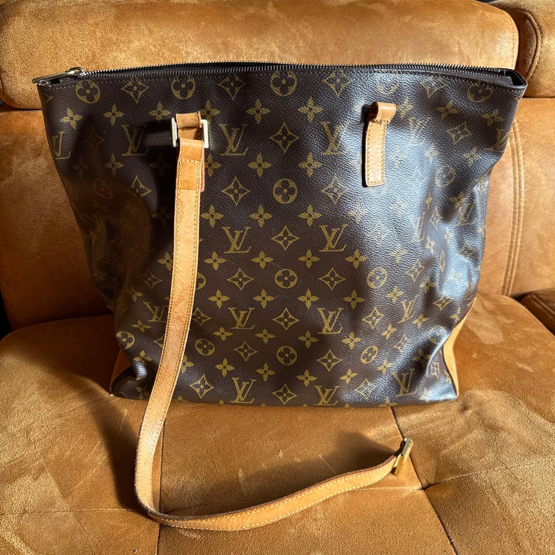 ルイ・ヴィトンのA4サイズも収納できる汎用性の高いトートバッグです。