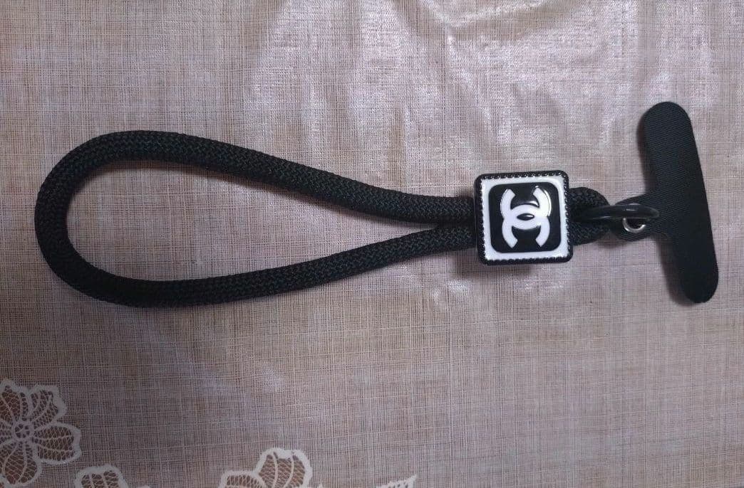 新品未使用ノベルティシャネルCHANEL黒ナイロン携帯ストラップログ入