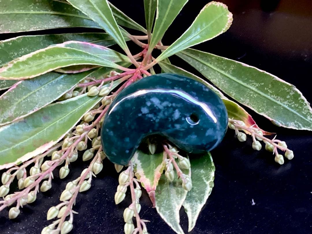 糸魚川翡翠【入りコン沢】勾玉 今年2度目の大当たり特大原石より極上高