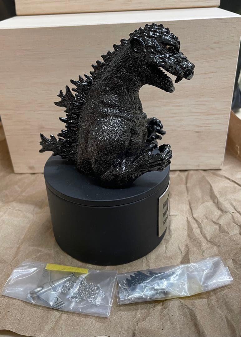 全世界【100体限定】ゴジラ 65周年 アクセサリースタンド プレミアム