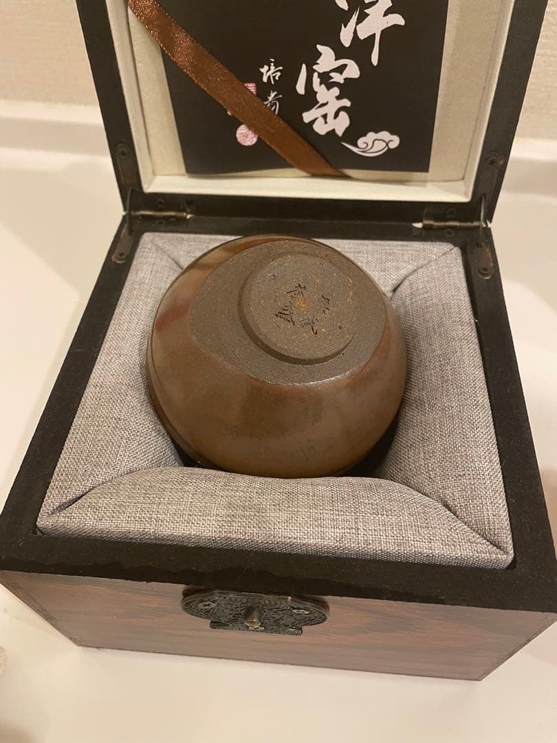 灰被天目（はいかつぎてんもく）灰を被ったような艶のない釉調をしていることから