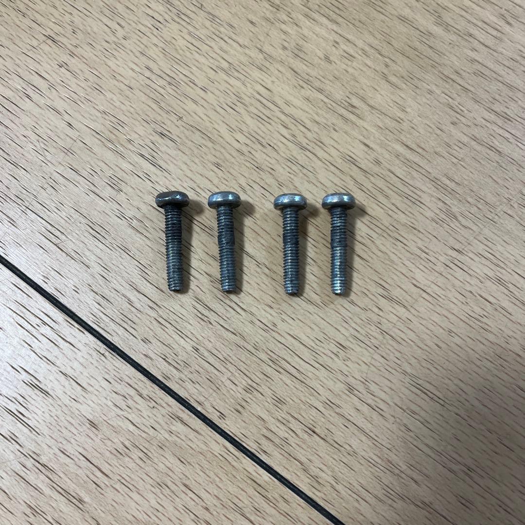 リモワスーツケース用キャスター4個セット(1個は半分壊れています