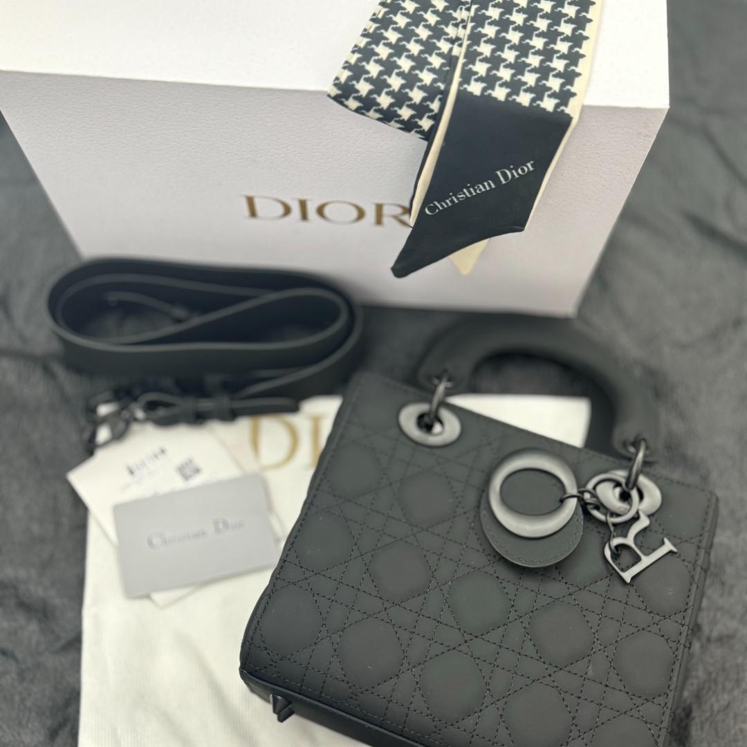 マットブラックハンドバッグです