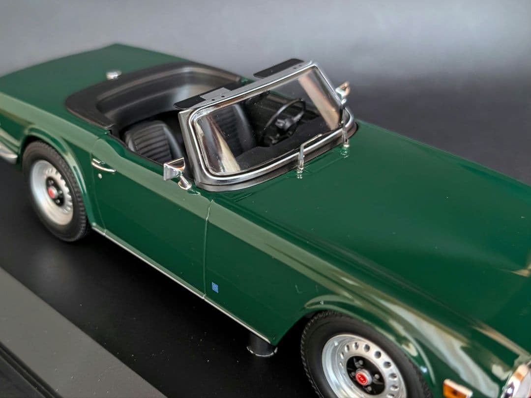 ミニチャンプス 1/18 TRIUMPH TR6 1969 ダークグリーン - メルカリ