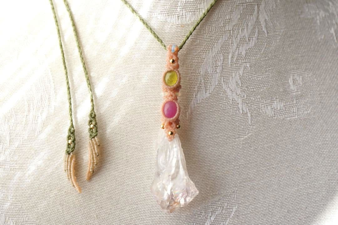 《春の妖精》ピンクアメジスト原石　ペリドット　ルビー　マクラメ　ネックレス